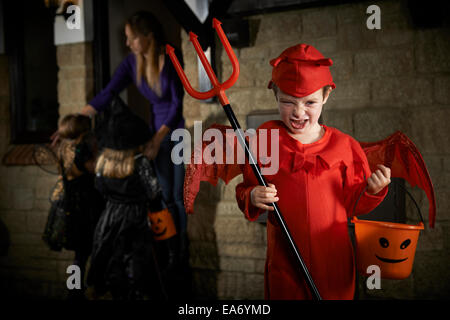 Halloween-Party mit Kinder Süßes oder Saures In Tracht Stockfoto