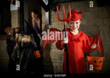 Halloween-Party mit Kinder Süßes oder Saures In Tracht Stockfoto