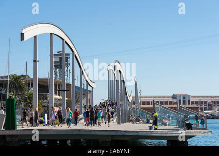 Touristen sind auf der Marina Port Vell und die Rambla del Mar in Barcelona, Katalonien, Spanien bummeln Stockfoto