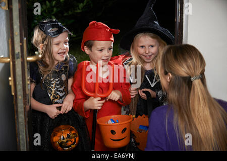 Halloween-Party mit Kinder Süßes oder Saures In Tracht Stockfoto