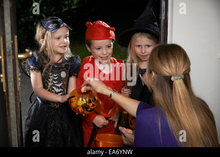 Halloween-Party mit Kinder Süßes oder Saures In Tracht Stockfoto