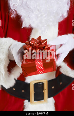 Nahaufnahme vom Weihnachtsmann mit Geschenk Geschenk verpackt Stockfoto