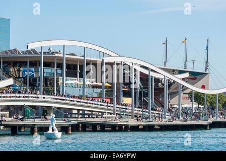 Touristen sind Spaziergang auf der Marina Port Vell und die Rambla del Mar in Barcelona, Katalonien, Spanien. Stockfoto