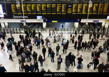 Passagiere und Abfahrtstafeln auf dem Zusammentreffen an der Waterloo Station, London Stockfoto