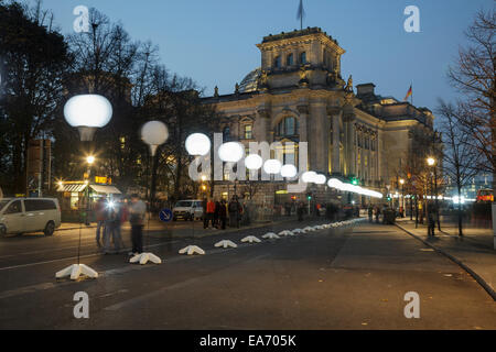 Berlin, Deutschland. 7. November 2014. 25. Jubiläum für den Fall der Berliner Mauer, Berlin, Deutschland. Die dünnen Rahmen (Lichtgrenze) laufen auf dem Weg von der ehemaligen Mauer, gekennzeichnet mit hell beleuchteten weiße Ballons, hier vom Reichstag. Bildnachweis: Julie g Woodhouse/Alamy Live-Nachrichten Stockfoto