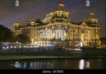 Berlin, Deutschland. 7. November 2014. 25. Jubiläum für den Fall der Berliner Mauer, Berlin, Deutschland. Die dünnen Rahmen (Lichtgrenze) laufen auf dem Weg von der ehemaligen Mauer, gekennzeichnet mit hell beleuchteten weiße Ballons, hier vom Reichstag. Bildnachweis: Julie g Woodhouse/Alamy Live-Nachrichten Stockfoto