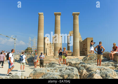 Touristen an der Spitze der antiken Akropolis von Lindos Ruinen, eine natürliche Zitadelle, die nacheinander von den Griechen, die Rom befestigt wurde Stockfoto