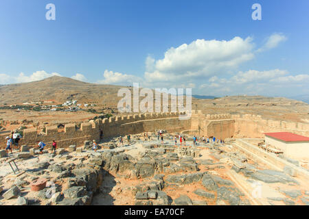 Touristen an der Spitze der antiken Akropolis von Lindos Ruinen, eine natürliche Zitadelle, die nacheinander von den Griechen, die Rom befestigt wurde Stockfoto