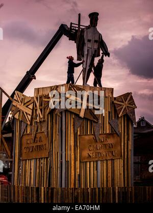 Lewes, UK. 7. November 2014. Die Lagerfeuer-Skulptur für East Hoathly 90. Erinnerung Lagerfeuer Nacht nähert sich Fertigstellung. Hunderte von Zuschauern sollen Linie, die Straßen von der kleinen East Sussex Dorf von East Hoathly in der Nähe von Lewes, UK, Watch Feuer Banner in Flammen als einen Akt der Erinnerung auf dem Weg in eine riesige Holzskulptur Lagerfeuer und Feuerwerk Anzeige durchgeführt. Keith Pettit und Mike Brown fixieren des ersten Soldat - die Skulptur zeigen zwei der Dorfbewohner das Dorf zu verlassen, zu Beginn des ersten Weltkriegs. Bildnachweis: Jim Holden/Alamy Live-Nachrichten Stockfoto