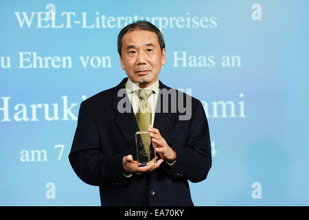 Berlin, Deutschland. 7. November 2014. Japanische Schriftsteller Haruki Murakami erhielt am 7. November 2014 in Berlin den Literaturpreis von der deutschen Tageszeitung "Welt". Bildnachweis: Dpa picture Alliance/Alamy Live News Stockfoto