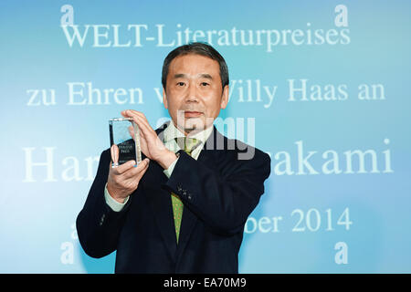 Berlin, Deutschland. 7. November 2014. Japanische Schriftsteller Haruki Murakami erhielt am 7. November 2014 in Berlin den Literaturpreis von der deutschen Tageszeitung "Welt". Bildnachweis: Dpa picture Alliance/Alamy Live News Stockfoto