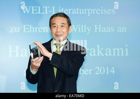 Berlin, Deutschland. 7. November 2014. Japanische Schriftsteller Haruki Murakami erhielt am 7. November 2014 in Berlin den Literaturpreis von der deutschen Tageszeitung "Welt". Bildnachweis: Dpa picture Alliance/Alamy Live News Stockfoto