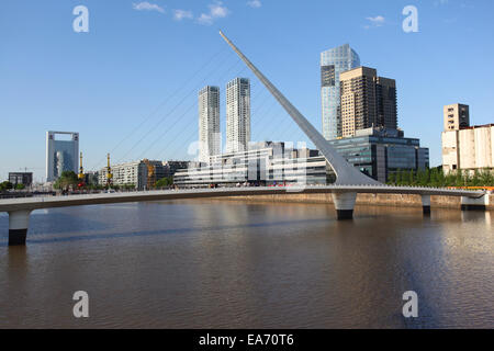 Puente De La Mujer, Puerto Madero. Buenos Aires, Argentinien. Stockfoto