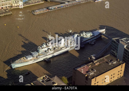 Luftaufnahme der HMS Belfast festgemacht an der Themse in London.  Ein Museumsschiff, betrieben durch das Imperial War Museum. Stockfoto