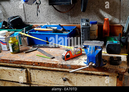 Unordentliche Workbench mit mehreren Werkzeugen und Geräten Stockfoto