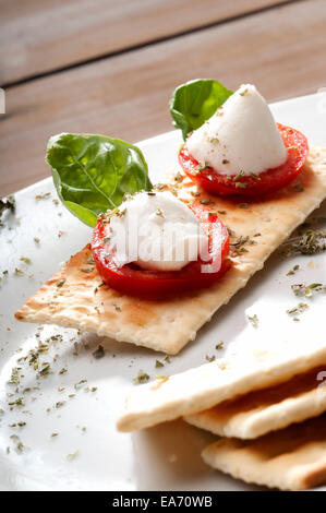 Caprese-Salat mit Büffel-Milch-Mozzarella mit Olivenöl, Tomaten und Oregano. eine typisch italienische Vorspeise Stockfoto