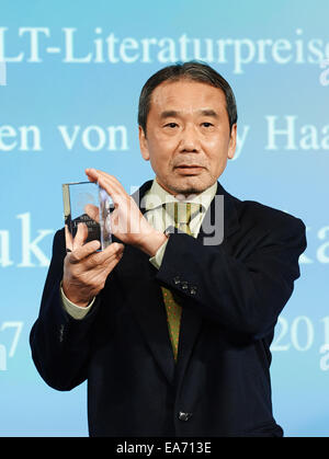 Berlin, Deutschland. 7. November 2014. Japanische Schriftsteller Haruki Murakami erhielt am 7. November 2014 in Berlin den Literaturpreis von der deutschen Tageszeitung "Welt". Bildnachweis: Dpa picture Alliance/Alamy Live News Stockfoto