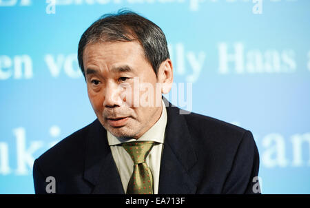 Berlin, Deutschland. 7. November 2014. Japanische Schriftsteller Haruki Murakami erhielt am 7. November 2014 in Berlin den Literaturpreis von der deutschen Tageszeitung "Welt". Bildnachweis: Dpa picture Alliance/Alamy Live News Stockfoto