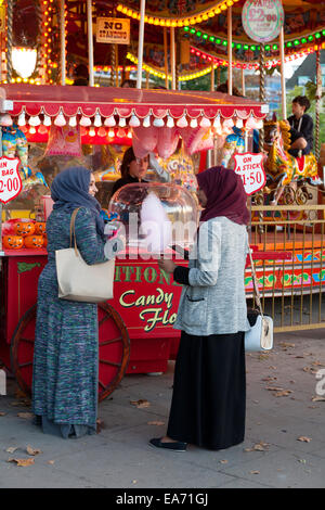 Zwei junge muslimische Frauen kaufen Candy floss, South Bank, London Stockfoto