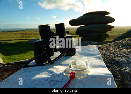 Fernglas Kompass und Karte bei Cheesewring auf Bodmin Moor Cornwall Stockfoto