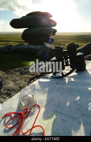 Fernglas Kompass und Karte bei Cheesewring auf Bodmin Moor Cornwall Stockfoto