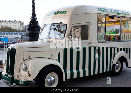 1950er Jahren Morris Commercial van verkaufen Eis, South Bank, London Stockfoto