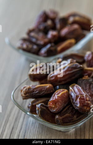 Termine, traditionelle Ramadan Obst in Glasschalen auf Holztisch Stockfoto
