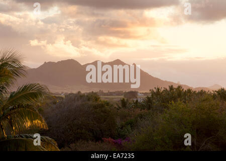 Sonnenuntergang über den Bergen, Mauritius Stockfoto
