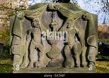 Details aus einem 18. Jahrhundert Grabstein im Kirchhof der St. Cuthbert in Edinburgh, Scotland, UK. Stockfoto