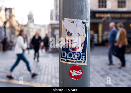 Ein Alex Salmond "Dopen" Aufkleber, parodieren die Obama-Plakat "Hope", und eine pro-Unabhängigkeit "Ja", Post-Referendum. Stockfoto