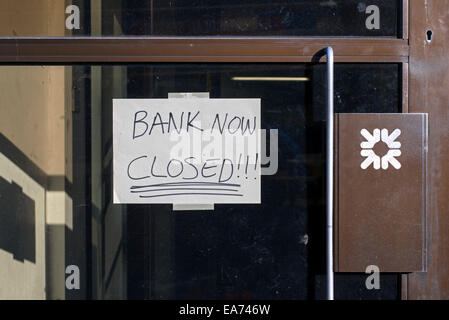 Die Tür eines Zweiges der Royal Bank of Scotland (RBS) mit einer handgeschriebenen Schild mit der Aufschrift, "Bank jetzt geschlossen". Stockfoto