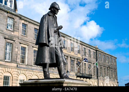 Statue von Sherlock Holmes in Picardy Place, Edinburgh, der Straße, in der sein Schöpfer Sir Arthur Conan Doyle geboren wurde. Stockfoto