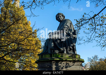 Denkmal für Sir James junge Simpson, 1. Baronet (7. Juni 1811 – 6. Mai 1870) in den Princes Street Gardens, Edinburgh. Stockfoto