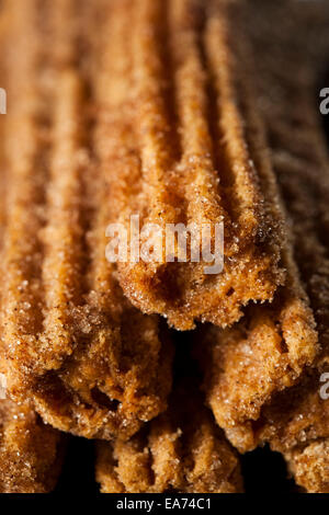 Hausgemachte frittierte Churros mit Zimt und Zucker Stockfoto