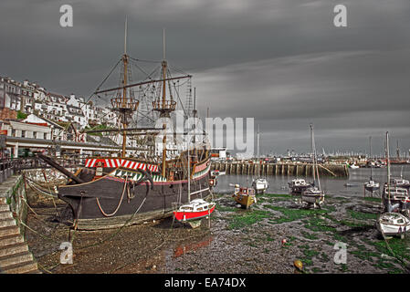 Golden Hind Schiff Replik und Angelboote/Fischerboote in leeren Hafen von Brixham, Torbay, Devon, England, UK. Stockfoto