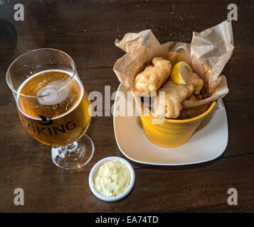 Fisch & Chips und Bier in einem Restaurant in Reykjavik, Island. Stockfoto