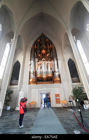 Innen Hallgrímskirkja, ein Wahrzeichen evangelische Pfarrkirche in Reykjavík, Island. Stockfoto