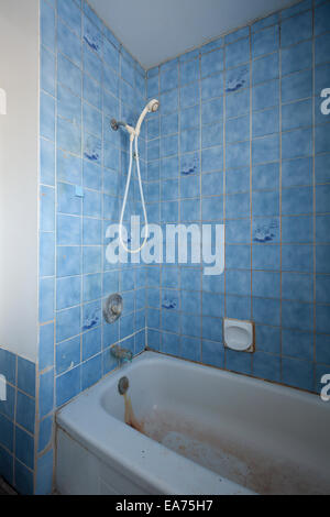 Retro und schmutzigen Dusche und Badewanne mit blauen Kacheln in einem verlassenen Haus.  In der Nähe von Oakville, Ontario, Kanada. Stockfoto