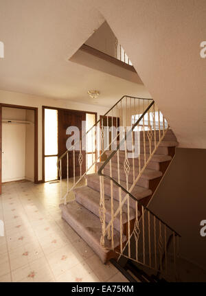 Die wichtigsten Treppenhaus in einem verlassenen Haus mit der Tür im Hintergrund.  In der Nähe von Oakville, Ontario, Kanada. Stockfoto