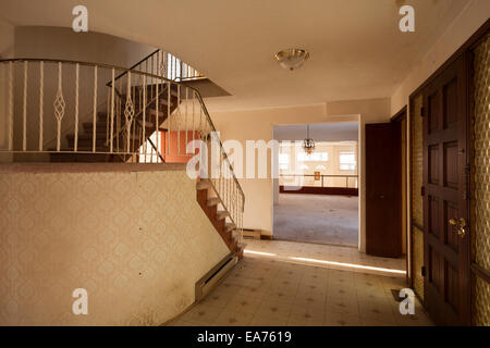 Der Eingangsbereich eines verlassenen Hauses.  In der Nähe von Oakville, Ontario, Kanada.  Dieses Haus wurde abgerissen. Stockfoto