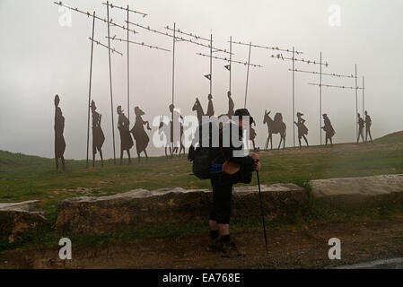 Ausruhen am Monumento Peregrino auf der Camino De Santiago De Compostela auf der Alto Del Perdon, Stockfoto