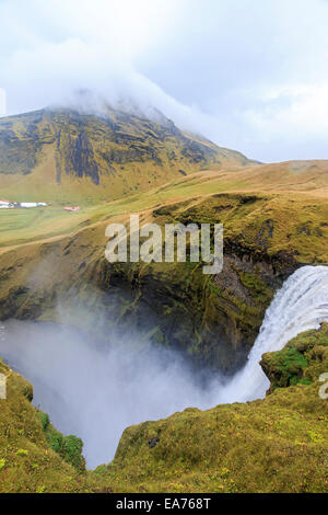 Spitze der Skógafoss, im Süden Islands, einer der größten Wasserfälle in Island. Stockfoto