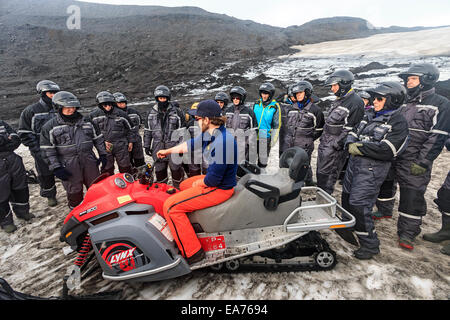 Reiseführer weist Schneemobilfahrer am Mýrdalsjökull, einem Gletscher im Süden von Island. Stockfoto