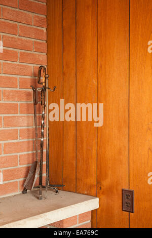 Ein Kamin-Toolset sitzen auf einem Herd mit Retro-Dekor.  In der Nähe von Oakville, Ontario, Kanada.  Dieses Haus wurde abgerissen Stockfoto