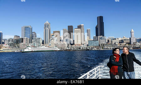 Paar auf der Rückseite des Seattle-Wasser-Taxi auf dem Weg von West Seattle Downtown Seattle. Stockfoto