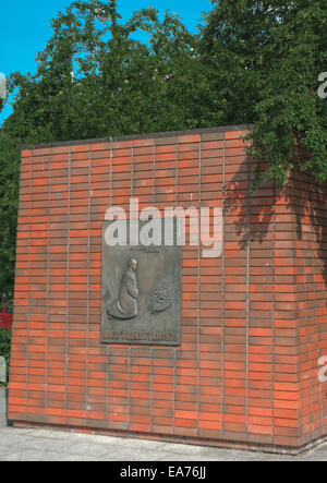 Denkmal zum Gedenken an die Blumenzeremonie des deutschen Kanzlers Willy Brand - ehemaliges Ghetto, Warschau, Polen. Stockfoto