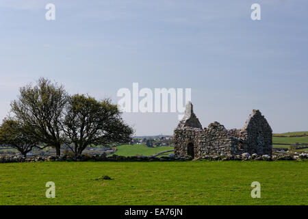 Die verlassenen Kapelle Din Lligwy in der Nähe von Moelfre Penrhos, Anglesey, Wales, jetzt eine verlassene Ruine. Stockfoto