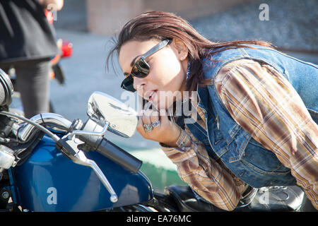 Auftragen von Lippenstift Biker Stockfoto