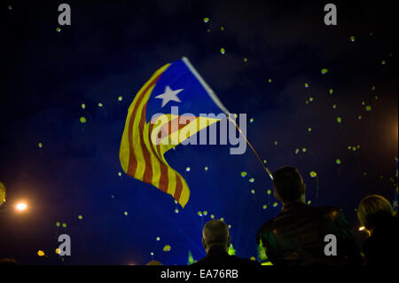 Barcelona, Spanien. 7. November 2014. In Barcelona "Wellenlinien" ein Mann ein Pro-Unabhängigkeit katalanische Flagge, wie "Estelada" während Ballons während der letzten Sitzung fliegen organisiert von Katalonien National Assembly (ANC). Die inoffizielle katalanische Unabhängigkeit Abstimmung wird dieser Sonntag 9. November stattfinden.  Das spanische Verfassungsgericht am 4. November bestellt der katalanischen Regierung, die geplante Abstimmung auszusetzen, aber regionale Führer Artur Mas hat geschworen, organisiert von Freiwilligen ohne eine offizielle Wählerverzeichnis am Sonntag Stimmzettel, voranzutreiben. Bildnachweis: Jordi Boixareu/Alamy Live-Nachrichten Stockfoto