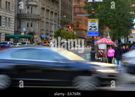 New York, USA. 7. November 2014. Menschen und Autos passieren durch ein Verkehrsschild neues Tempolimit auf der 7th Avenue in Manhattan, New York, den Vereinigten Staaten, 7. November 2014. Eine neue Höchstgeschwindigkeit von 25 Meilen pro Stunde, von der ursprünglichen 30 Meilen pro Stunde, reduziert wirksam Freitag auf etwa 90 Prozent der Straßen in New York City. Bildnachweis: Wang Lei/Xinhua/Alamy Live-Nachrichten Stockfoto